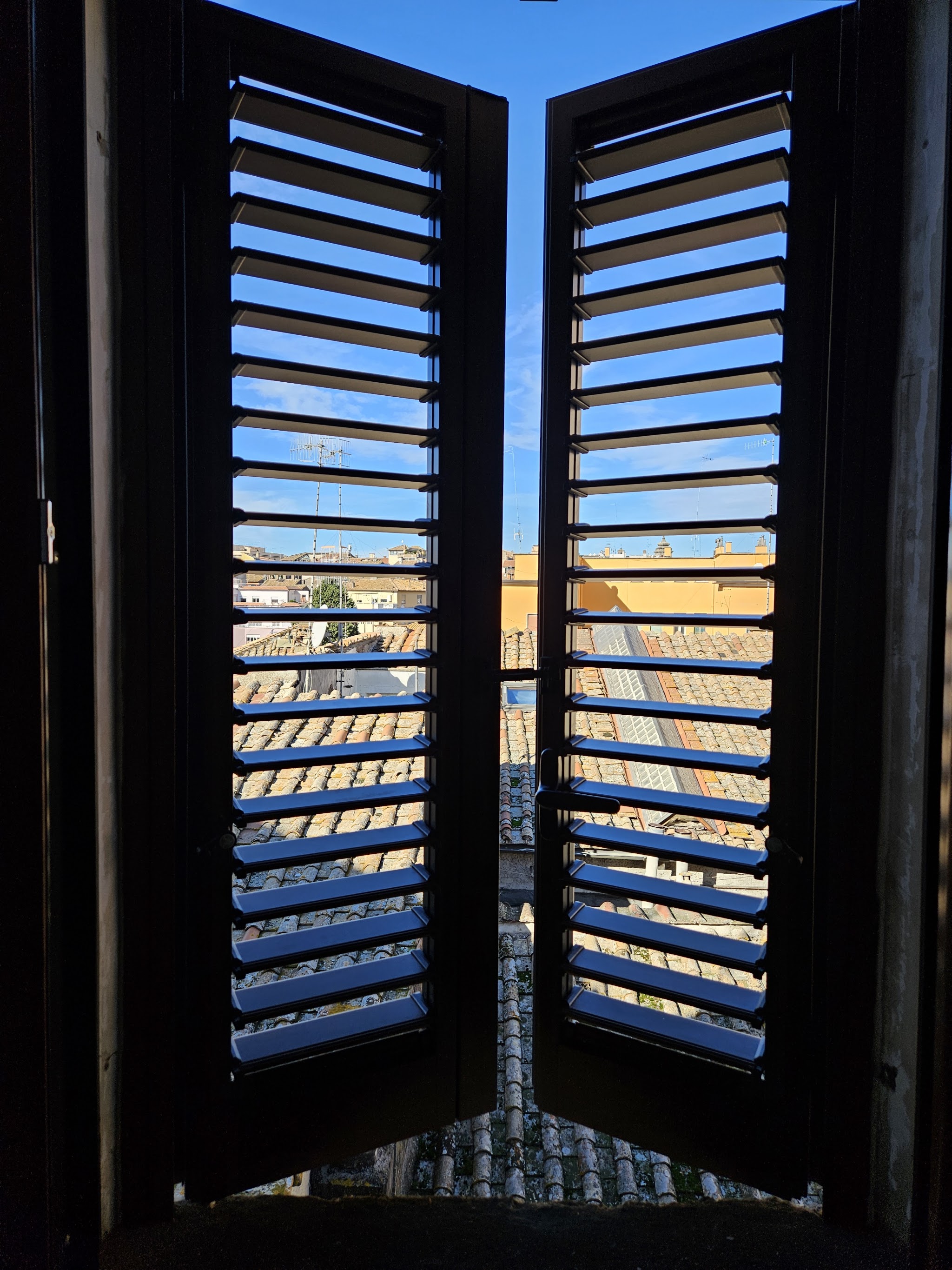 Persiana con lamelle orientabili vista dall’interno