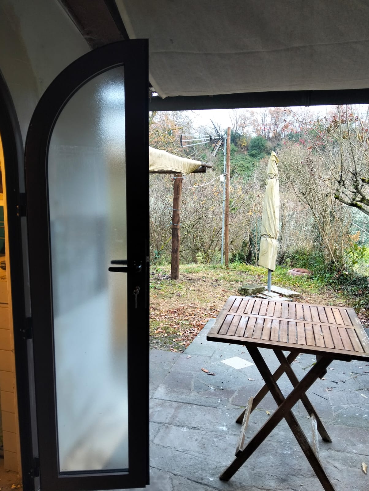 Porta vetrata ad arco installata da Ri.Vi.Vi., aperta verso il giardino