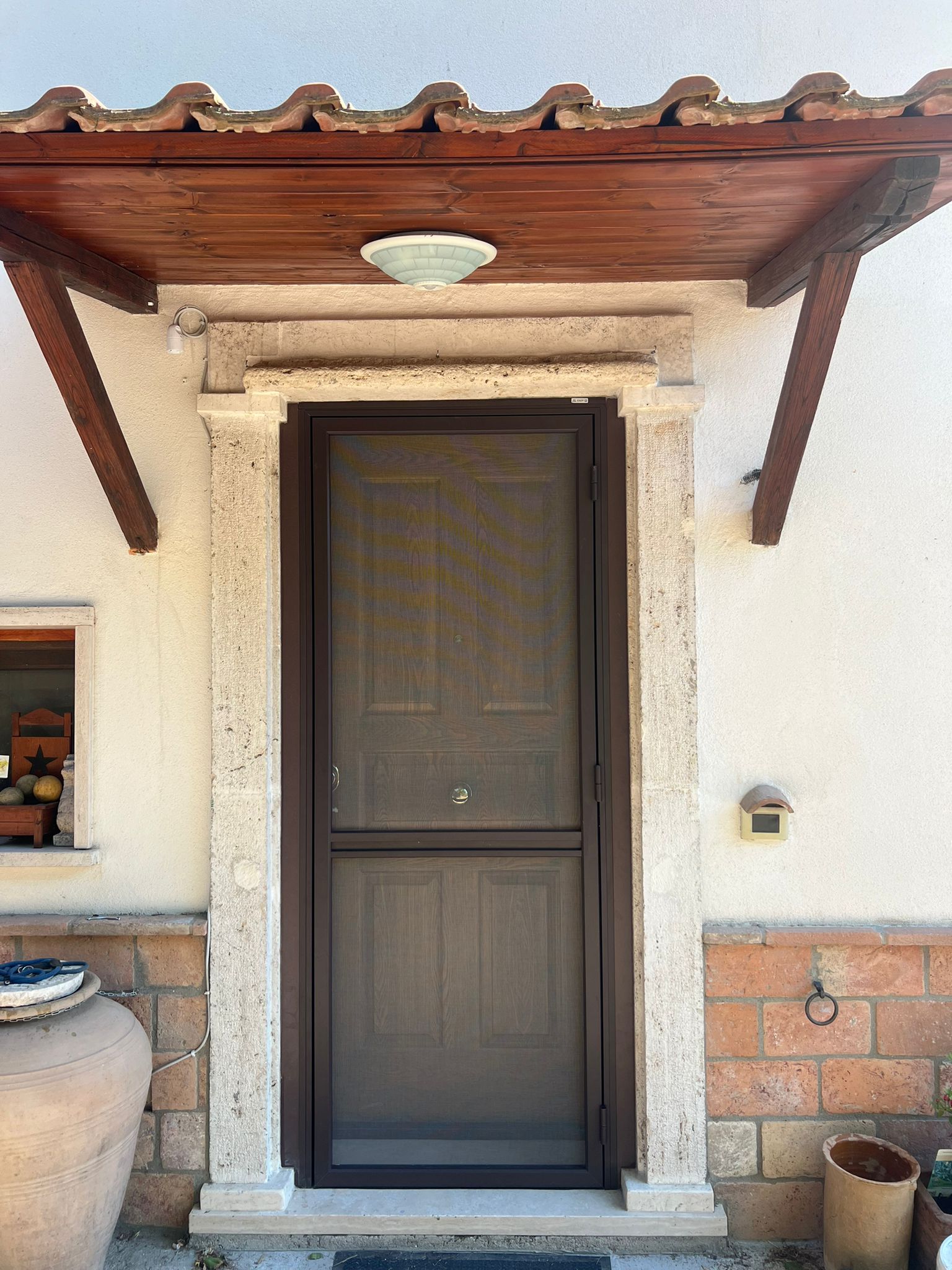 Porta d’ingresso installata sotto una pensilina esterna
