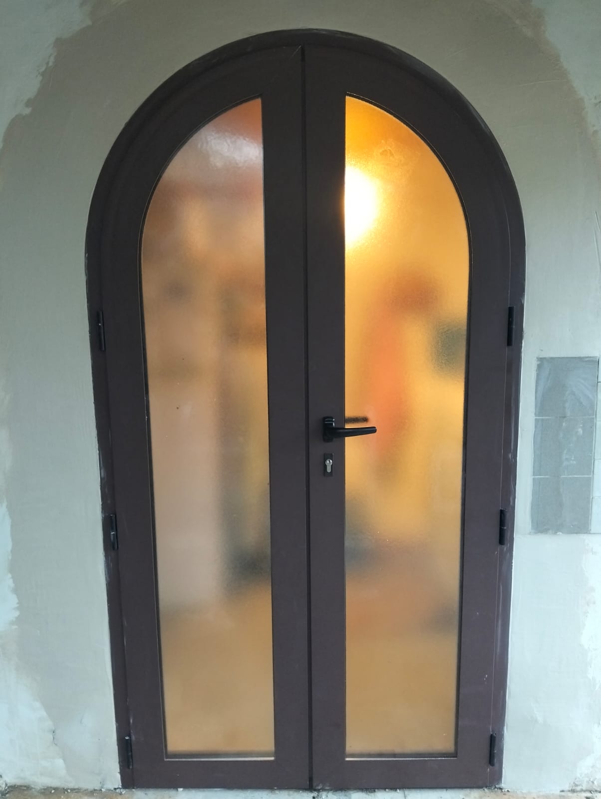 Porta vetrata ad arco chiusa, vista dall’interno